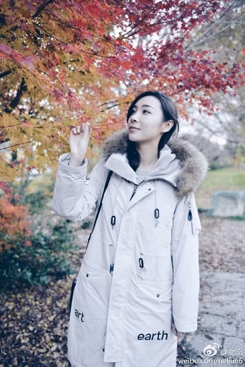 Hơn nữa ngoài đồng lương cứng do công ty chi trả, những hot girl, MC ảo còn được thoải mái nhận quà tặng ảo từ người hâm mộ và hưởng phần trăm hoa hồng từ những món quà ảo đó. Đã từng có những MC ảo, hot girl ảo được nhận quà tặng từ người trị giá đến hàng tỷ đồng, khiến người người hâm mộ. Có lẽ cũng chính vì thế, dù vất vả, thậm chí làm ca đêm nhưng nhiều cô gái trẻ vẫn kiên trì theo đuổi nghề này.