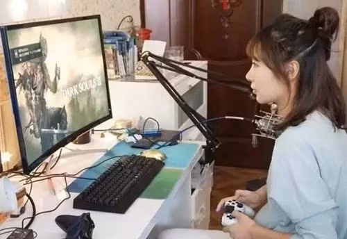 Thạch Duyệt cũng cho biết, ngoài những người chê bai chỉ trích thì vẫn có rất nhiều người hiểu và ủng hộ cô. Theo nữ thủ khoa, có thể mọi người vẫn còn đang trong giai đoạn mới làm quen với ngành công nghiệp game và stream nên hiểu lầm là điều dễ hiểu. Gia đình và bạn bè đều rất ủng hộ Thạch Duyệt, khi cô nói chuyện với bố về việc gia nhập công ty game và bỏ ngành kiến trúc, bố cô rất ủng hộ, chỉ lo lắng về việc Thạch Duyệt làm thế nào để nuôi sống bản thân.