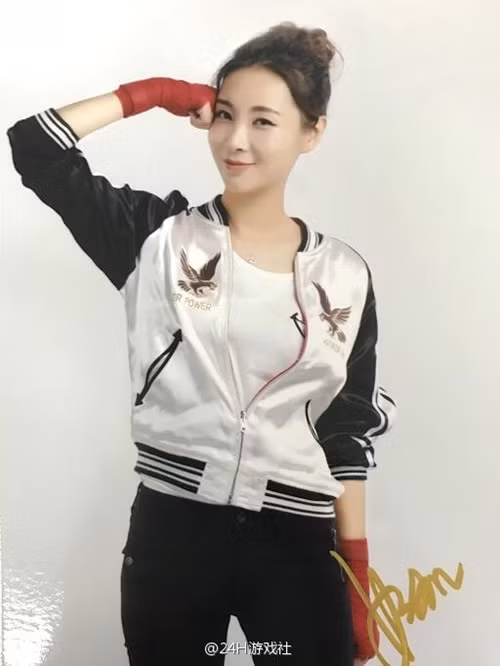 Nghề MC ảo hay streamer game có lẽ còn khá mới mẻ với nhiều người, tuy nhiên với một xã hội mà Internet đã chiếm một vai trò cực kỳ quan trọng như hiện nay, các room chat trò chuyện, tương tác với người chơi ngày càng trở nên phổ biến. Nghề MC ảo cũng thuận thế trở thành một trong những ngành nghề hot nhất, đặc biệt thu hút những cô gái trẻ xinh đẹp, có tài ăn nói, chơi game. Tất nhiên, thu nhập của nghề này cũng rất cao, gấp nhiều lần lương của những sinh viên mới ra trường, là một trong những nghề hot nhất hiện nay.