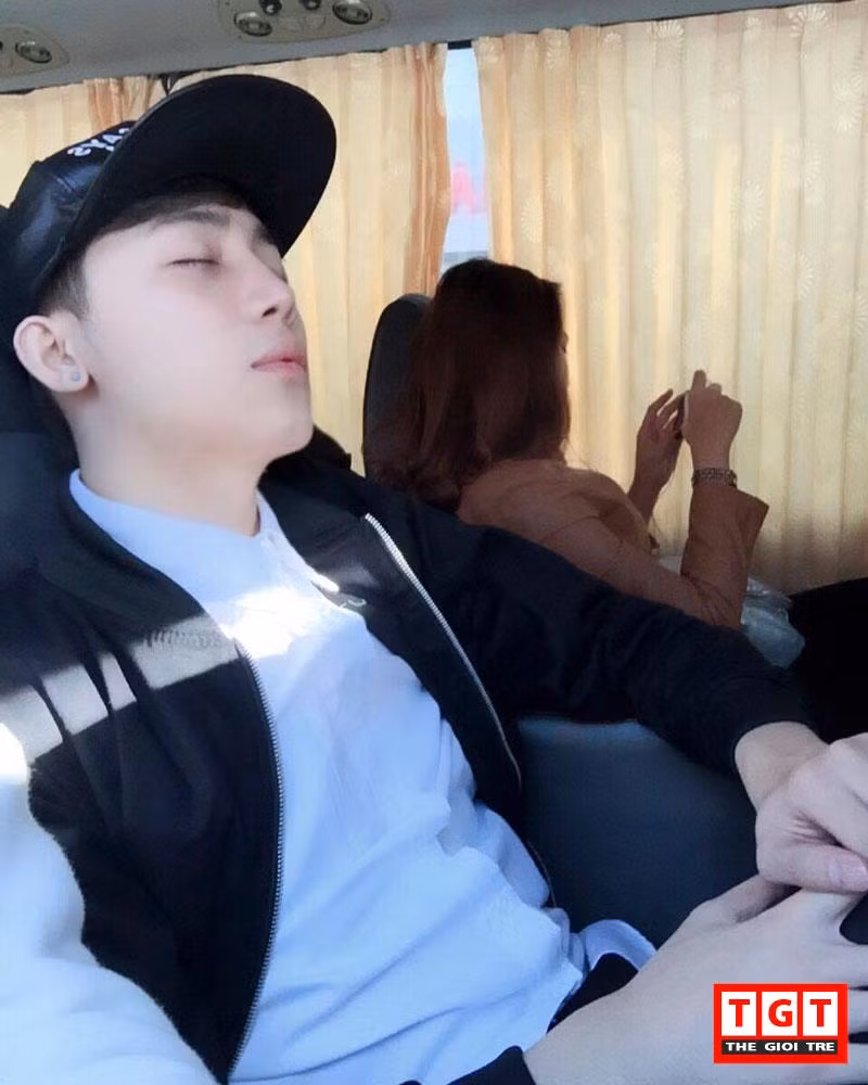 Với doanh thu mỗi tháng 50 triệu, ít ai biết số vốn khởi nghiệp ban đầu của Minh Đăng chỉ vỏn vẹn 10 triệu. "Mình khởi nghiệp với số tiền là 10 triệu, đó là số tiền mừng tuổi, làm thêm mình tích cóp được trong rất nhiều năm. Lúc đầu do bán online nên không mất tiền thuê nhân viên, cửa hàng, mình còn tự đi ship hàng cho khách đặt... Nhưng về sau, do lượng khách hàng tăng cao, nhiều người ở xa còn muốn lấy buôn hàng và nhu cầu cần địa điểm giao dịch nên mình đã quyết định dùng toàn bộ số tiền có được khi kinh doanh online để đầu tư mở cửa hiệu".