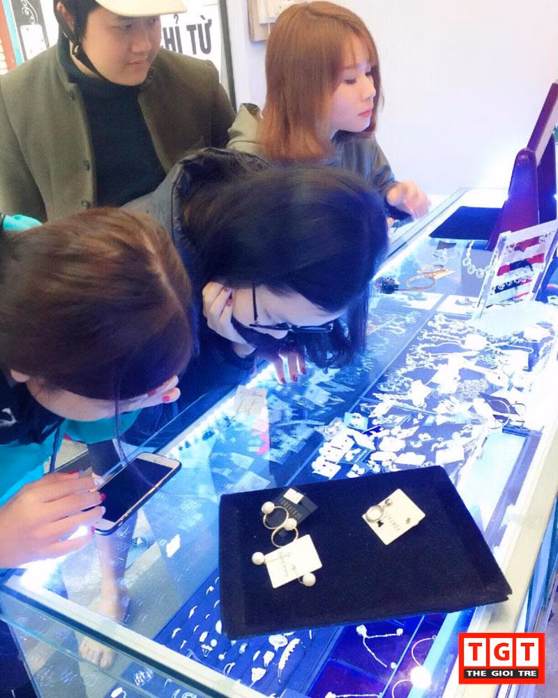 Các mặt hàng được chàng sinh viên đại học Văn hóa Nghệ thuật Quân đội lựa chọn đó là: Khuyên tai, duyên chuyền, lắc tay, lắc chân, nhẫn... Được làm từ các chất liệu an toàn cho sức khỏe người dùng như: Bạc, thép y tế, titan... Các sản phẩm có giá cả phù hợp với lứa tuổi học sinh, sinh viên nhưng mẫu mã vô cùng bắt mắt và thời thượng. Lý do lựa chọn mặt hàng trang sức để kinh doanh được chàng trai lý giải: "Mình thích những sản phẩm làm đẹp cho người khác có các yêu cầu: tinh tế, bắt mắt và sang trọng chính và độc đáo. Chính vì vậy, mình đã lựa chọn mặt hàng trang sức để kinh doanh. Mình hy vọng, sẽ mang những sản phẩm chất lượng, độc đáo của mình giúp mọi người tôn lên nét đẹp, sự tinh tế của mình".