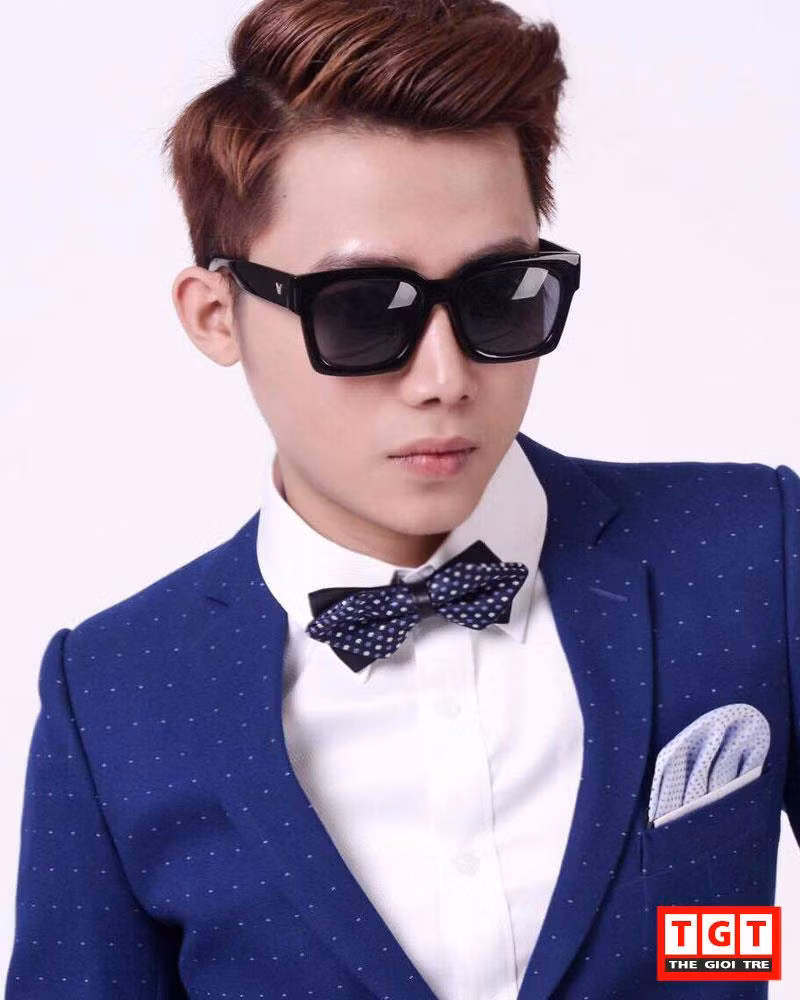 Chàng sinh viên thanh nhạc cũng chia sẻ: Việc vừa học và kinh doanh không có gì khó khăn mà còn hỗ trợ cho nhau rất nhiều về kinh tế lẫn giao tiếp. Nhờ khoản thu nhập đều đặn hàng tháng từ thương hiệu của mình giúp chàng trai xứ Nghệ tự chi trả cho các khoản sinh hoạt, học tập xa nhà của mình và còn tiết kiệm một khoản tiền nhỏ gửi tặng bố mẹ. Với Minh Đăng việc tự lập, tự chủ về kinh tế giúp bố mẹ cậu yên tâm hơn rất nhiều. Chính vì vậy, khi có thời gian rảnh, gia đình còn hỗ trợ cậu bạn quản lý, để ý cửa hàng.