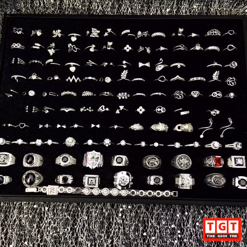 Theo Minh Đăng để làm được nghề buôn bán trang sức cần có chút khiếu hội họa, thẩm mỹ, chịu khó học hỏi tìm tòi kiến thức căn bản về các món đồ trang sức, thời trang và đặc biệt phải có đam mê, chịu khó tìm tòi thì mới làm nghề này được. 4 bí quyết của để thương hiệu trang sức có chỗ đứng trong lòng khách hàng, được cậu bạn trẻ bật bí: Chất lượng sản phẩm, mẫu mã cập nhật xu hướng mới, giá cả hợp lý và chăm sóc khách hàng chu đáo tận tình.