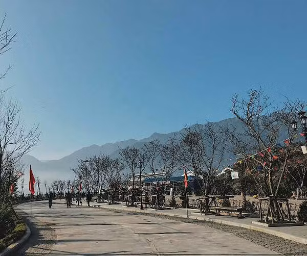 Mỗi điểm dừng chân ở đây đều khiến khách tham quan 'ngất lịm' và thậm chí đường đi cũng phải 'deep' thế này (Ảnh: @Thủy Bee1811)