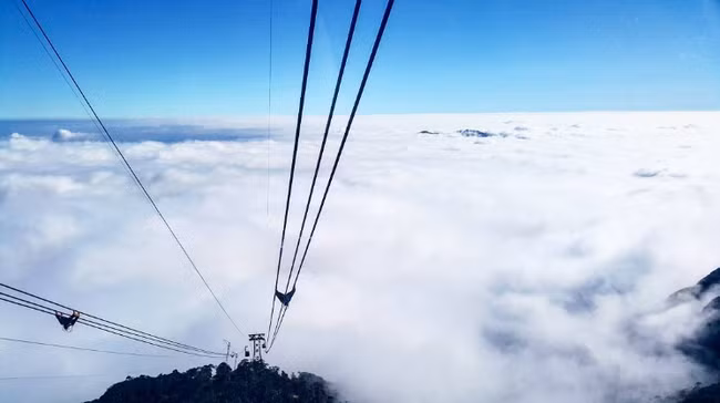 Khi chạm chân đến thành phố trên mây Fansipan Legend ở độ cao 3.000m, bạn sẽ tận mắt chiêm ngưỡng phong cảnh xung quanh bồng bềnh mây, kỳ vĩ (Ảnh: @hermeyione)