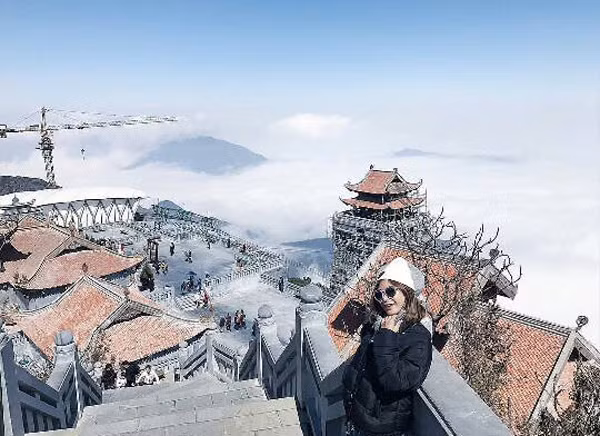 'Thành phố trên mây' là một quần thể khu du lịch nghỉ dưỡng với nhiều hạng mục công trình như cáp treo, khu vui chơi giải trí, resort 5 sao ở phía Tây Nam thị trấn Sa Pa (Lào Cai) mang tên Fansipan Legend. Cách Hà Nội một đêm tàu lại tọa lạc ở địa điểm du lịch hot quanh năm là Sa Pa cũng khiến du khách muốn 'đi ngay kẻo lỡ'. Điều này đồng nghĩa rằng, đến 'thành phố trên mây', bạn còn có cơ hội thỏa sức check-in vô số địa điểm hot ở thiên đường du lịch số 1 Việt Nam này. (Ảnh: @sasa.sunnie).