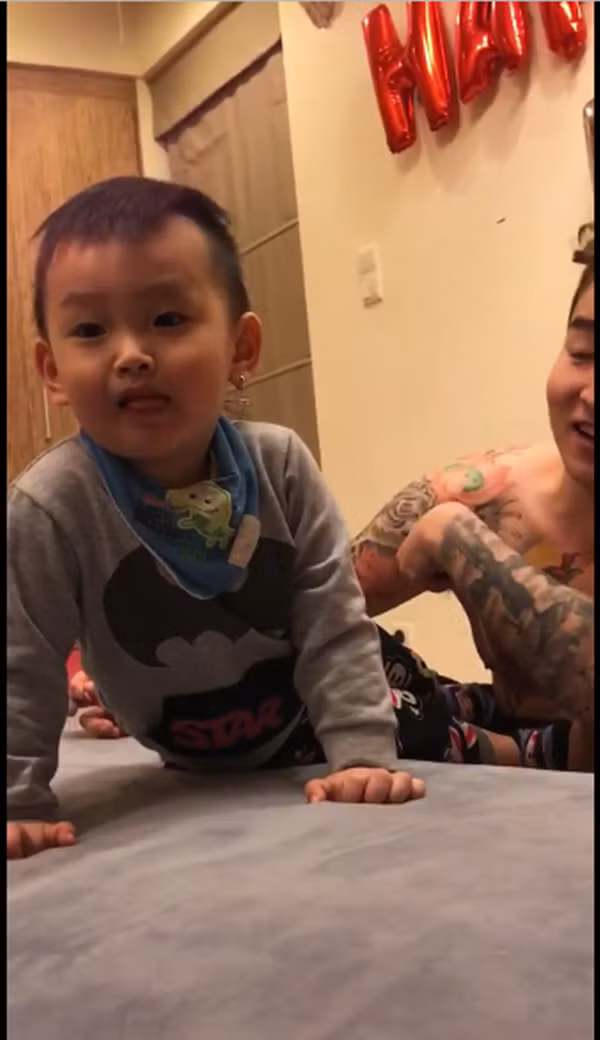 “Viên kẹo ba vừa đút vào miệng con đâu? Con lừa ba để ăn thêm viên nữa đúng không? Con đang ngậm trong miệng viên kẹo đây này. Con hỏi mẹ xem có đúng con đang ngậm kẹo không? Con hỏi cả bà xem trong miệng con còn kẹo đúng không?”... Khi bị cả nhà hùa vào xác nhận còn viên kẹo trong miệng, cậu bé cũng gật gù đồng ý.