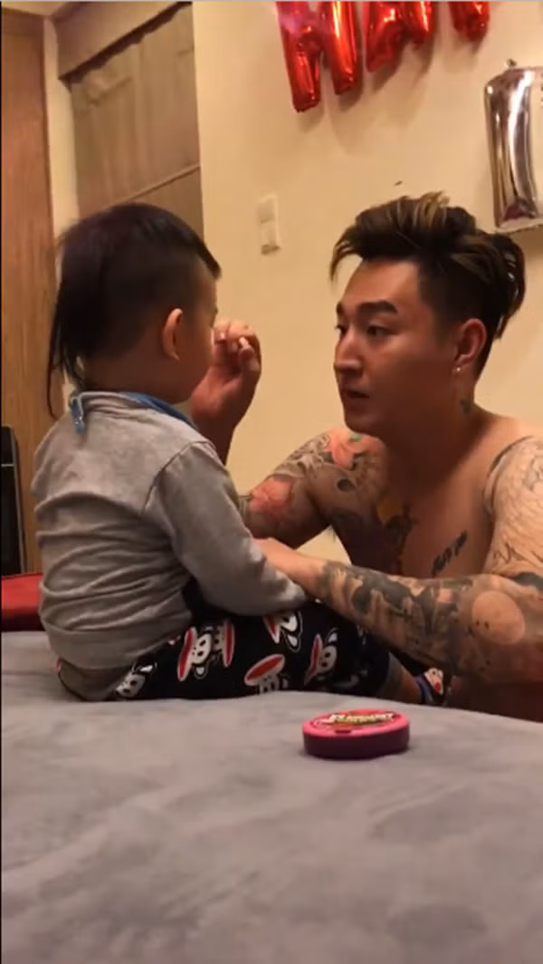 Đoạn clip quay lại hình ảnh cậu nhóc chỉ khoảng 3 tuổi đang đòi bố cho ăn kẹo. Thế nhưng “5 lần 7 lượt” ông bố trẻ quyết “không buông tha” cho cậu con trai nhỏ mà phải “trêu tới cùng”. Lần đầu tiên, ông bố giả vờ mở hộp kẹo, lấy ra một viên, đút cho con trai nhưng lại nhanh tay ném ngay viên kẹo vào miệng mình. Cậu nhóc không được ăn kẹo nên đòi ăn viên khác.