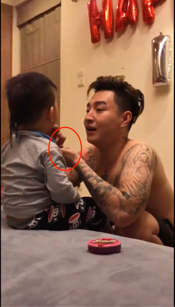 Lần thứ hai, ông bố trẻ dặn dò cậu con trai nhỏ: “Đây ba cho con nhé. Con nhìn kĩ đây đúng viên kẹo nhé. Có rồi đúng không?”. Cậu con trai gật đầu lia lịa xác thực có viên kẹo trên tay ba. Nghe lời ba, cậu nhóc há to mồm đợi ăn kẹo, thế nhưng lần này vẫn bị ông bố trẻ nhanh tay vứt viên kẹo sang tay khác và giấu nhẹm đi. Không tìm được viên kẹo ba vừa cầm, cũng không được ăn, cậu bé định đòi viên khác nhưng gặp đúng phải ông bố “lầy nhất hệ mặt trời”.