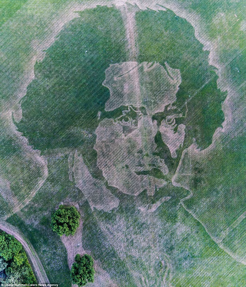 Bến tàu dài hơn 300 m ở thành phố Atlantic, bang New Jersey, từng là trung tâm vui chơi giải trí vùng đông bắc. Những bức ảnh của Guttman chuẩn bị được đưa vào cuốn sổ tay chụp ảnh từ trên không, phát hành ngày 28/2.