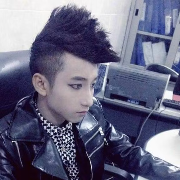 Cách đây hơn 1 năm, từ một chàng trai bình thường, có công việc "bấp bênh", Võ Viễn Thiện - sinh năm 1996, bỗng nhiên có bước ngoặt trong sự nghiệp khi tình cờ được dân mạng Việt chú ý nhờ ngoại hình giống hệt Sơn Tùng MTP. Thừa nhận bản thân thần tượng ca sĩ gốc Thái Bình, Võ Viễn Thiện công khai học theo phong cách của Sơn Tùng MTP từ cách ăn mặc, hóa trang cho đến những cử chỉ, điệu bộ. Ảnh trong bài: Facebook nhân vật.