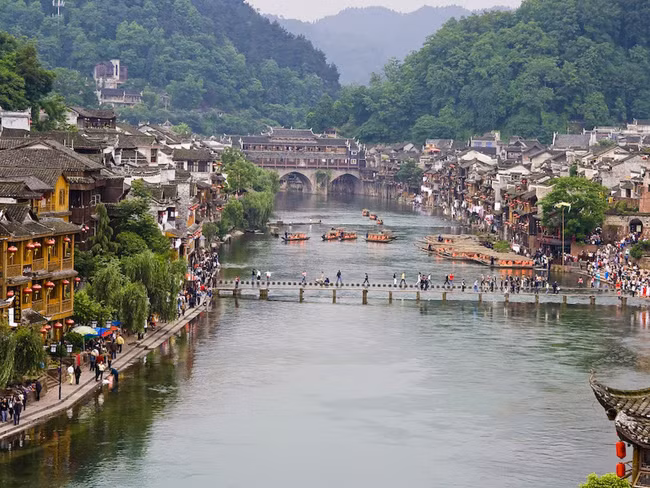 Người dân bản địa vẫn còn giữ nhiều nếp sống cũ, như giặt quần áo bên bờ sông hay dọn rác trên những chiếc thuyền độc mộc.