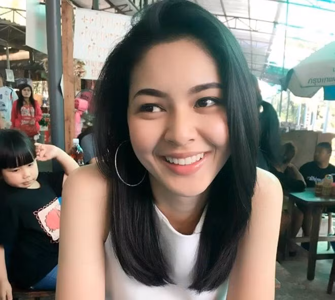 Để có thêm tiền giúp mẹ chữa bệnh tiểu đường, cô không ngại làm thêm nhiều công việc khác nhau như PG, phục vụ, nhân viên cây xăng. " Hot girl bình dân" này từng đăng ký tham gia cuộc thi sắc đẹp Miss Angie Beauty Queen và đoạt giải Á hậu 1. Bên cạnh đó, hot girl Thái Lan cũng nhận được nhiều lời mời làm người mẫu ảnh.