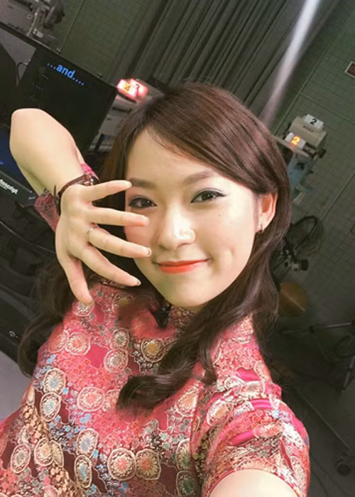 “Đây là lần đầu nghe, dịch trực tiếp nên mình có quá nhiều cảm xúc đặc biệt. Vẫn chưa hài lòng lắm…”, cô gái Nghệ An nuối tiếc.