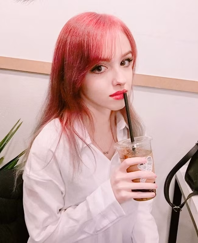 Vừa mới đây, một bức ảnh chụp lén của cô gái với nét đẹp rất Tây đầy cuốn hút đã khiến cộng đồng mạng Việt “đổ gục” ngay từ cái nhìn đầu tiên.