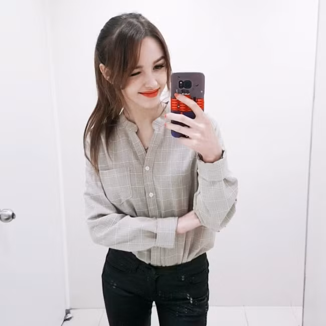 Cô gái nổi tiếng nhờ hình ảnh chụp lén sở hữu gương mặt xinh đẹp với đôi mắt to tròn, sống mũi cao cùng làn da trắng “không góc chết”. Nhan sắc của cô được nhiều người nhận xét là vừa mang nét quyến rũ của con gái phương Tây, vừa mang nét dịu dàng của con gái Á Đông.