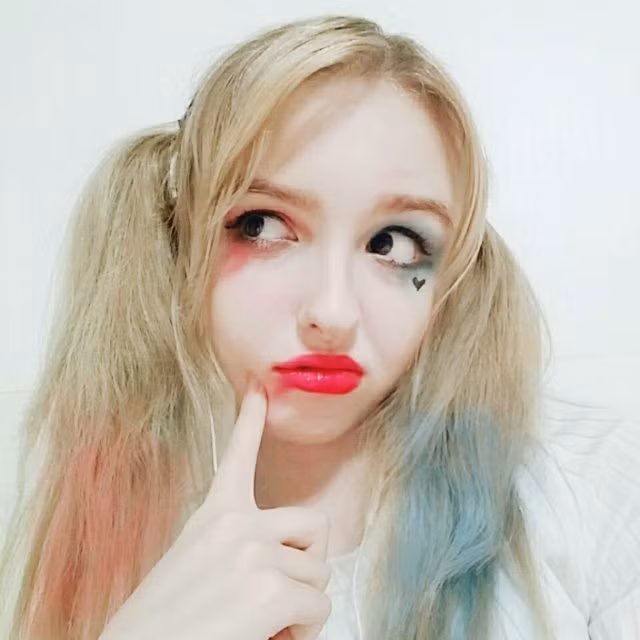 Thế nhưng, hot girl chụp lén đã vượt qua mọi lời chỉ trích của xã hội để trở thành một gương mặt tiêu biểu trong giới trẻ Hàn Quốc như giờ đây. Trang Instagram của Elina có hơn 30 nghìn lượt theo dõi, con số không nhỏ với một cô gái 19 tuổi.