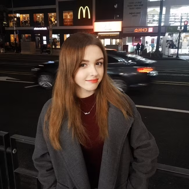 Không chỉ xinh đẹp, Elina còn thu hút mọi người bởi giọng ca ấn tượng trong những đoạn clip cover trên mạng xã hội. Elina cũng tỏ ra rất gần gũi, tính cách có phần khá “quái” và cá tính.