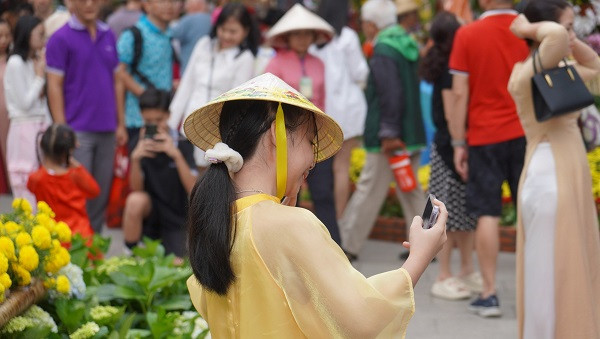 Khoảnh khắc check-in rất hồn nhiên của một bé gái