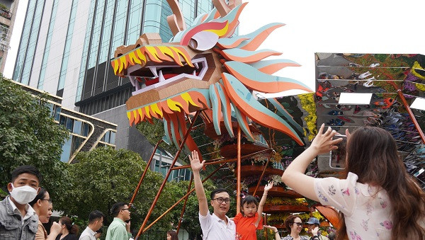 Ngoài các loại hoa sặc sỡ và những tiểu cảnh được thiết kế công phu, đường hoa Nguyễn Huệ năm nay còn thu hút du khách vì những linh vật rồng được bài trí khắp các khu vực với nhiều kích cỡ lớn, nhỏ, nhiều chất liệu độc đáo.