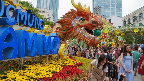 Theo Ban tổ chức, Đường hoa Nguyễn Huệ Tết Giáp Thìn sẽ phục vụ nhu cầu du xuân, thưởng ngoạn của người dân thành phố và du khách từ 19h ngày 7/2 đến 21h ngày 14/2 (28 tháng chạp tới mùng 5 tết).