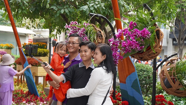 Theo Ban Tổ chức, đường hoa năm nay có 99 chủng loại hoa với hơn 90.000 giỏ hoa tạo nên không gian rực rỡ, tươi thắm.