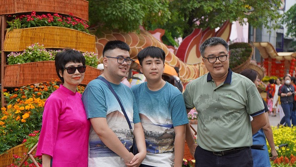 Những khoảnh khắc check-in đầy ấm áp của các gia đình trong không gian ngập tràn hoa xuân khoa sắc.