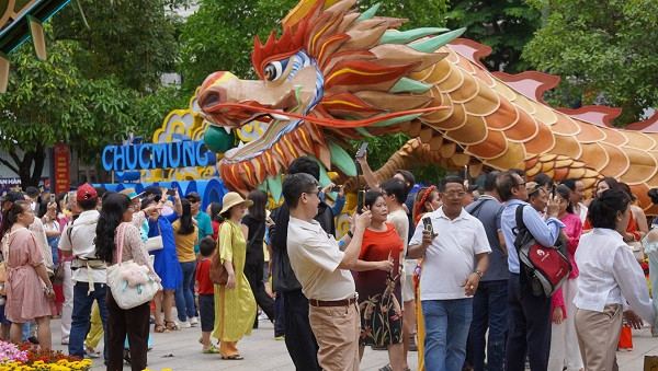 Năm nay với chủ đề “Xuân yêu thương, Tết sum vầy”, điểm nhấn của đường hoa Nguyễn Huệ dịp Tết Giáp Thìn là hình ảnh linh vật rồng được cách điệu với dáng bay lên trời, thể hiện khát vọng vươn lên trong bối cảnh hội nhập sâu rộng của cả nước cũng như thành phố. Ai cũng mong muốn lưu lại cho mình và gia đình những khoảnh khắc tươi đẹp của xuân mới