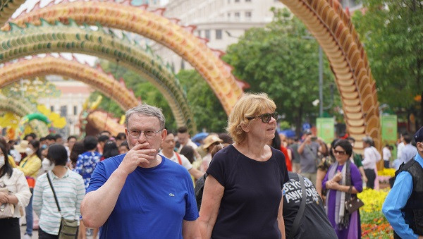 Rất nhiều du khách nước ngoài cũng đến tham quan và vô cùng thích thú với đường hoa Nguyễn Huệ