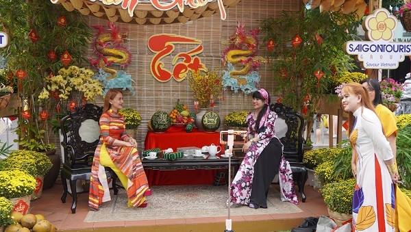 Nhiều người đã “đầu tư” các loại trang phục để có được những bức ảnh đẹp với hoa và những tiểu cảnh đặc sắc