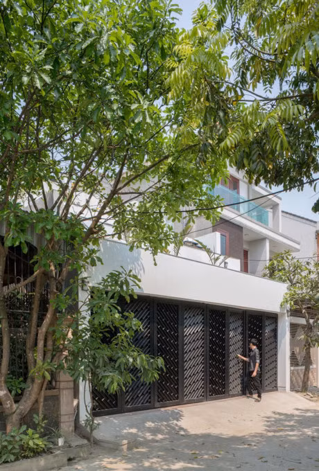 Căn nhà ruộng bậc thang rộng 110m2, thiết kế dạng nhà ống, nếu nhìn từ bên ngoài, khó có thể đoán được không gian sống gồm bao nhiêu tầng.