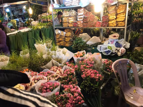 Can ke 20/10, gia hoa tuoi o Quang An tang “chong mat”-Hinh-3