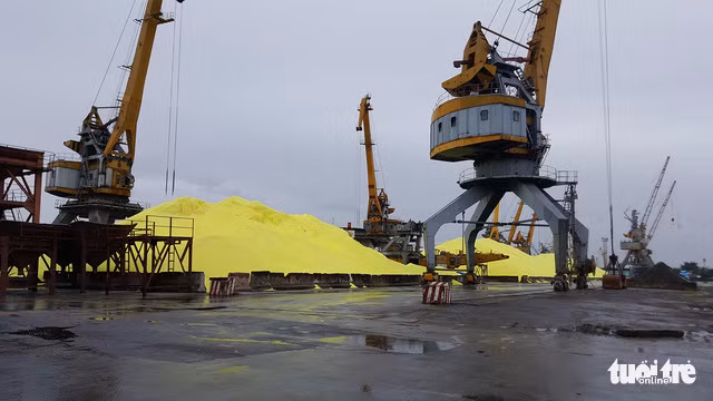 Dan hoang mang truoc nhung 'nui' luu huynh o cang Hai Phong