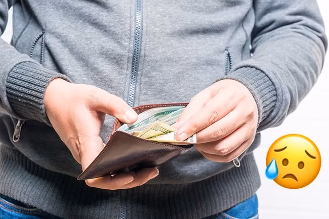 Tiền là một trong những lý do phổ biến khiến đàn ông lo lắng. Vì họ luôn tự đặt trọng trách là trụ cột gia đình tương lai. Một người đàn ông có thể không có bạn gái nhưng phải có tiền bạc vì đó là điều quan trọng cho mối quan hệ trong tương lai. Tuy nhiên, nếu yêu một cô gái chỉ biết chăm chú tới túi tiền của bạn, thì người đó không xứng đáng để bạn trân trọng đâu.