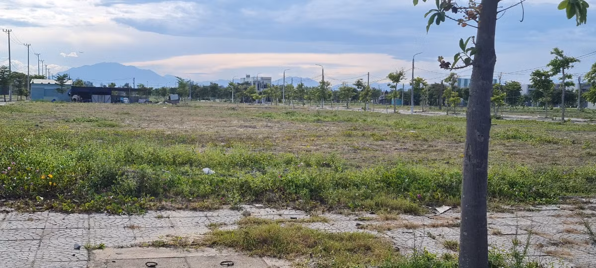 Vắng khách, nhiều công ty, văn phòng bất động sản phải đóng cửa vì không có tiền thuê mặt bằng, không có tiền trả lương cho nhân viên. Lễ hội pháo hoa quốc tế Đà Nẵng đã quay trở lại, nhưng không còn nhà đầu tư đến "săn đất" như trước, thị trường bất động sản Đà Nẵng - Quảng Nam vẫn trong cảnh "chợ chiều"...