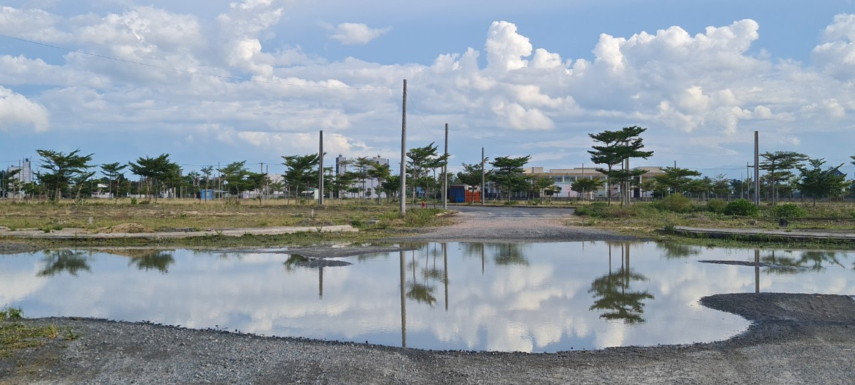 Tại Khu đô thị mới Điện Nam - Điện Ngọc thuộc địa phận thị xã Điện Bàn, tỉnh Quảng Nam ngay gần đó, tình hình cũng chẳng khác hơn. Khung cảnh nhộn nhịp kẻ bán người mua, "mua đất như mua rau" giờ trở thành câu chuyện "ngày xưa".