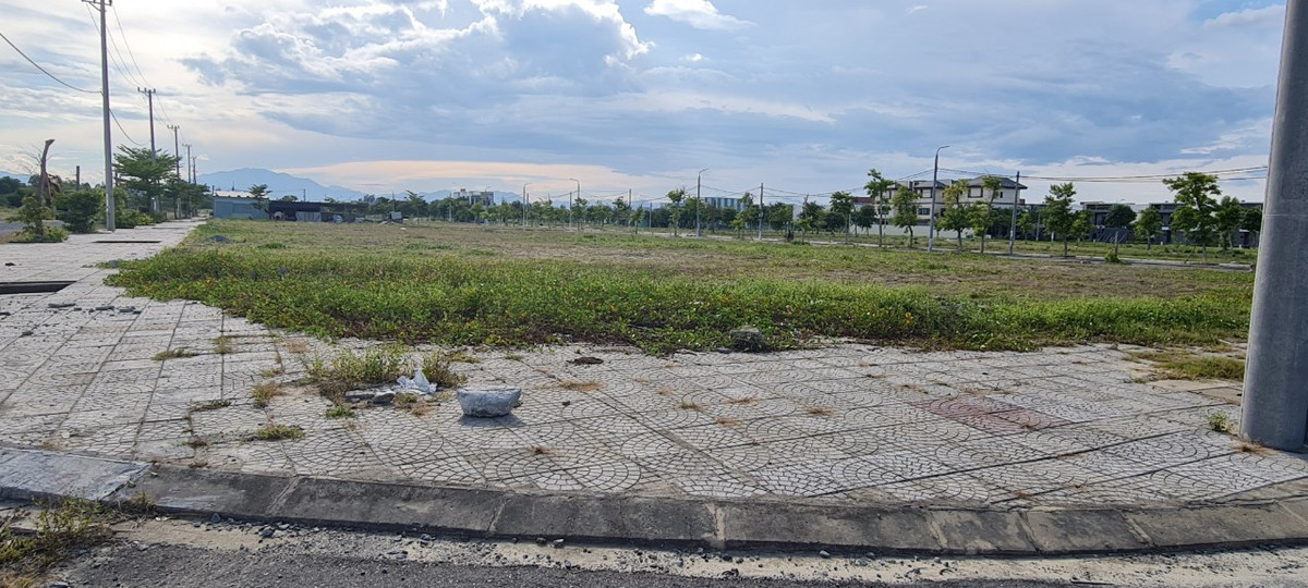 Tại Khu đô thị số 6 thuộc Khu đô thị mới Điện Nam – Điện Ngọc, giá đất đã giảm hơn nửa tỷ đồng mỗi lô nhưng vẫn không có người hỏi tới.