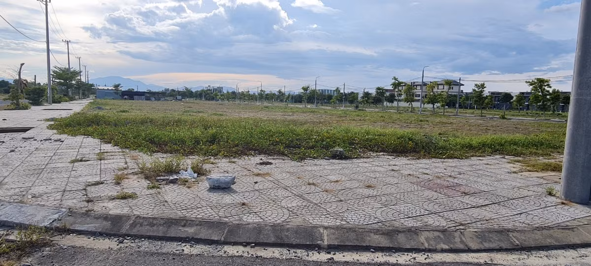 Tại Khu đô thị số 6 thuộc Khu đô thị mới Điện Nam – Điện Ngọc, giá đất đã giảm hơn nửa tỷ đồng mỗi lô nhưng vẫn không có người hỏi tới.