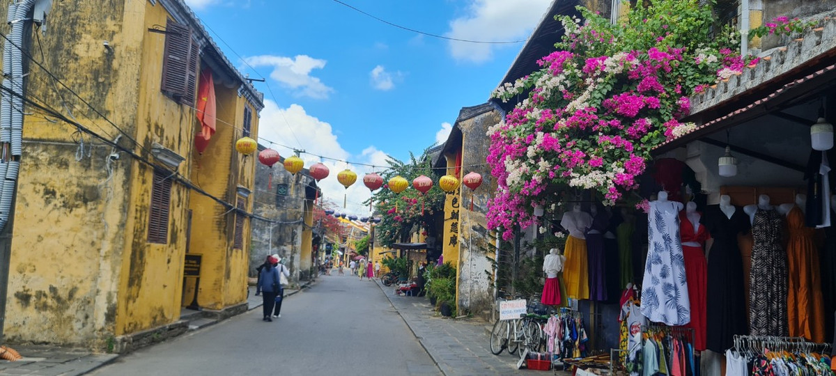 Những loài hoa rực rỡ khoe sắc dường như đã trở thành một "đặc sản" của Hội An, tạo nên một nét đẹp cổ kính, yên bình và lãng mạn cho "điểm đến tuyệt vời ở Đông Nam Á".