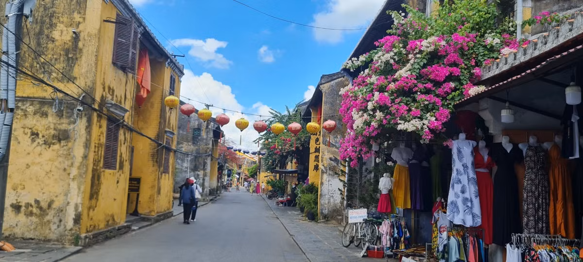 Những loài hoa rực rỡ khoe sắc dường như đã trở thành một "đặc sản" của Hội An, tạo nên một nét đẹp cổ kính, yên bình và lãng mạn cho "điểm đến tuyệt vời ở Đông Nam Á".