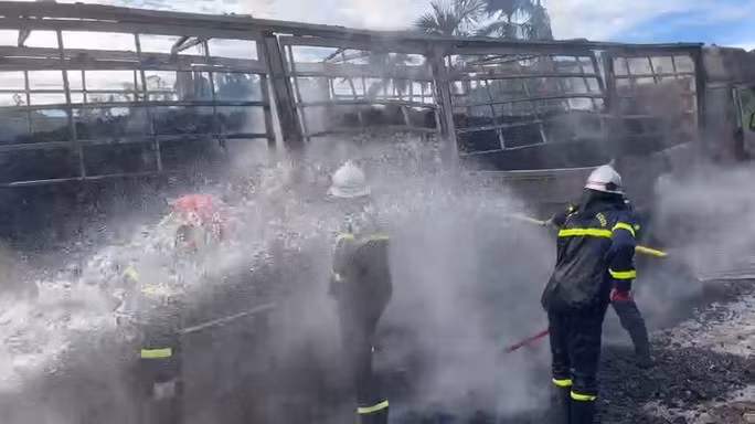 Nguyên nhân ban đầu được cơ quan chức năng xác định do lửa bốc cháy từ lượng than phía sau thùng xe.