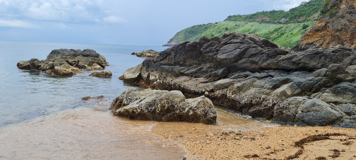 Là một vùng biển nhỏ, bốn bề được bao trọn bởi núi non.