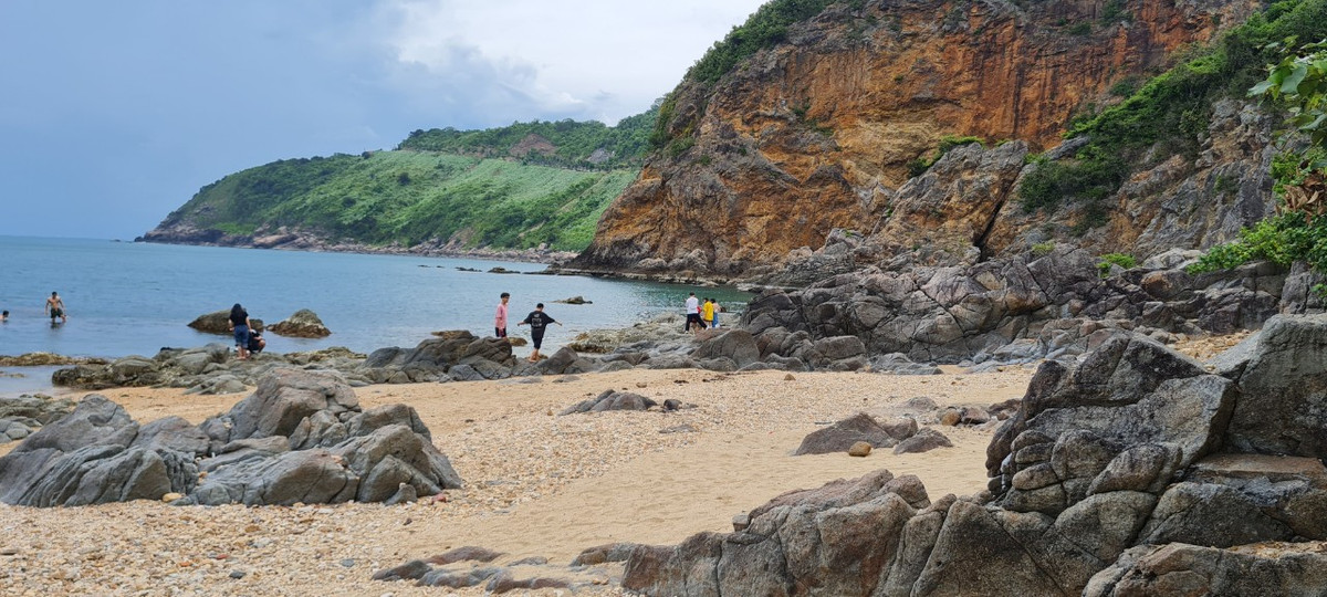 Không phải ngẫu nhiên mà Ghềnh Bàng Đà Nẵng được ví như một viên ngọc xanh của nước Việt. Danh xưng tiểu Maldives có lẽ bắt nguồn từ việc Ghềnh Bàng có làn nước trong xanh, bờ cát mịn cộng với sự hoang sơ kỳ bí.