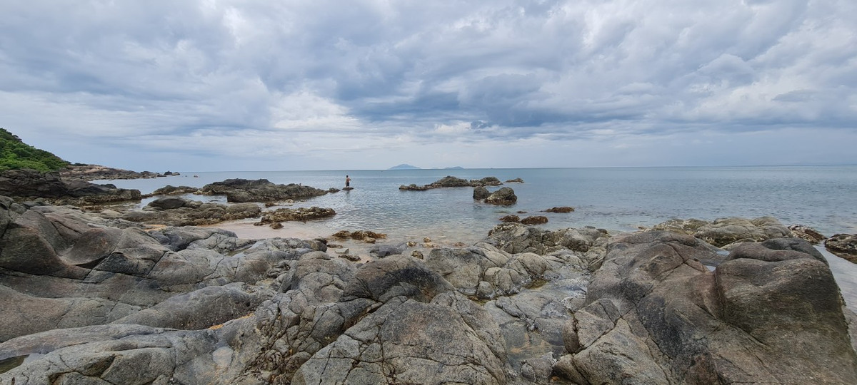 Khoảng vài năm nay, Ghềnh Bàng Đà Nẵng trở thành điểm đến nổi tiếng của giới trẻ, được mênh danh là "thiên đường Maldives phiên bản Việt".