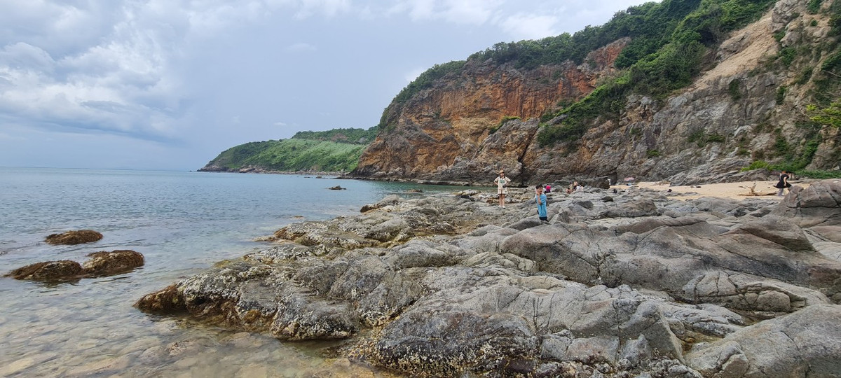 Ghềnh Bàng sở hữu đường bờ biển dài 2km cùng những vách đá sẫm màu dựng đứng.