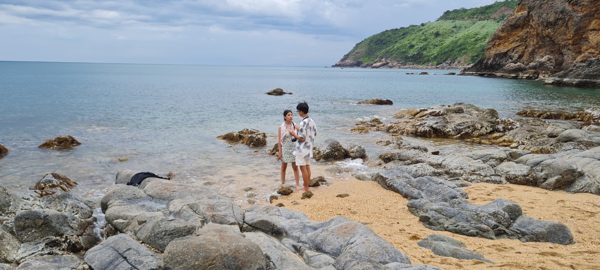 Làn nước xanh trong vắt như đổ cả bầu trời bên trên xuống dưới.