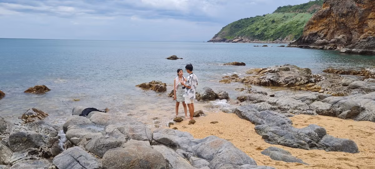 Làn nước xanh trong vắt như đổ cả bầu trời bên trên xuống dưới.