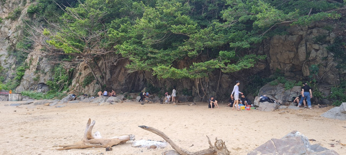 Du khách đến ghềnh Bàng thường chuẩn bị thức ăn nhẹ, nước uống để cắm trại hoặc dã ngoại trong ngày.