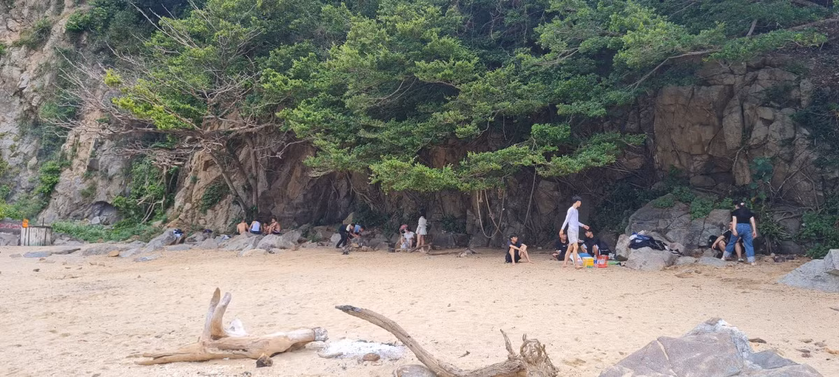 Du khách đến ghềnh Bàng thường chuẩn bị thức ăn nhẹ, nước uống để cắm trại hoặc dã ngoại trong ngày.