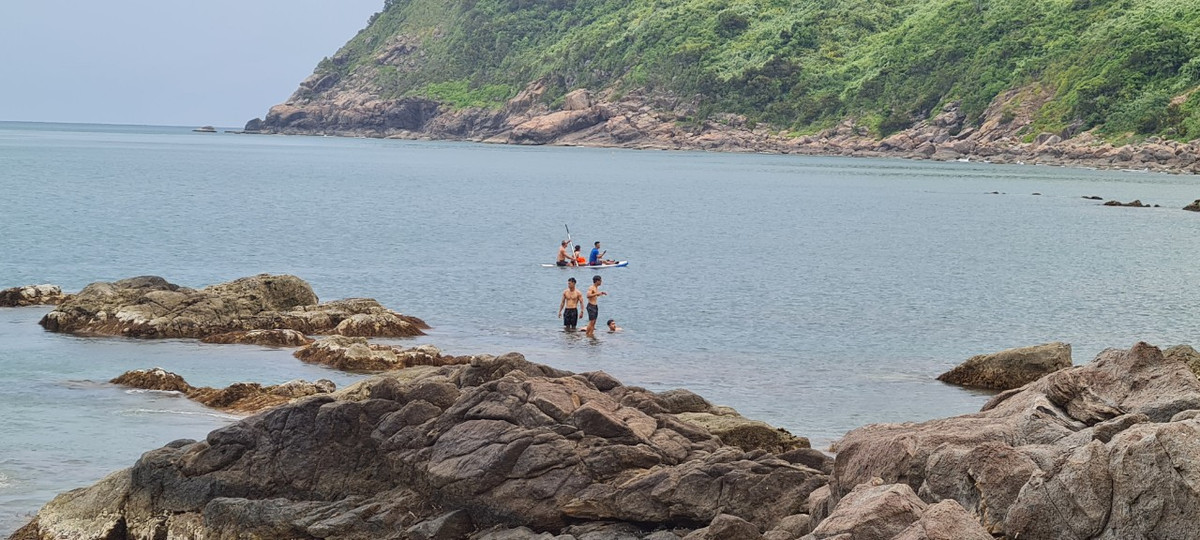 Nếu đến đây vào những ngày hè, hẳn bạn sẽ muốn lao ngay xuống đó để thả mình trong làn nước biển xanh mát.